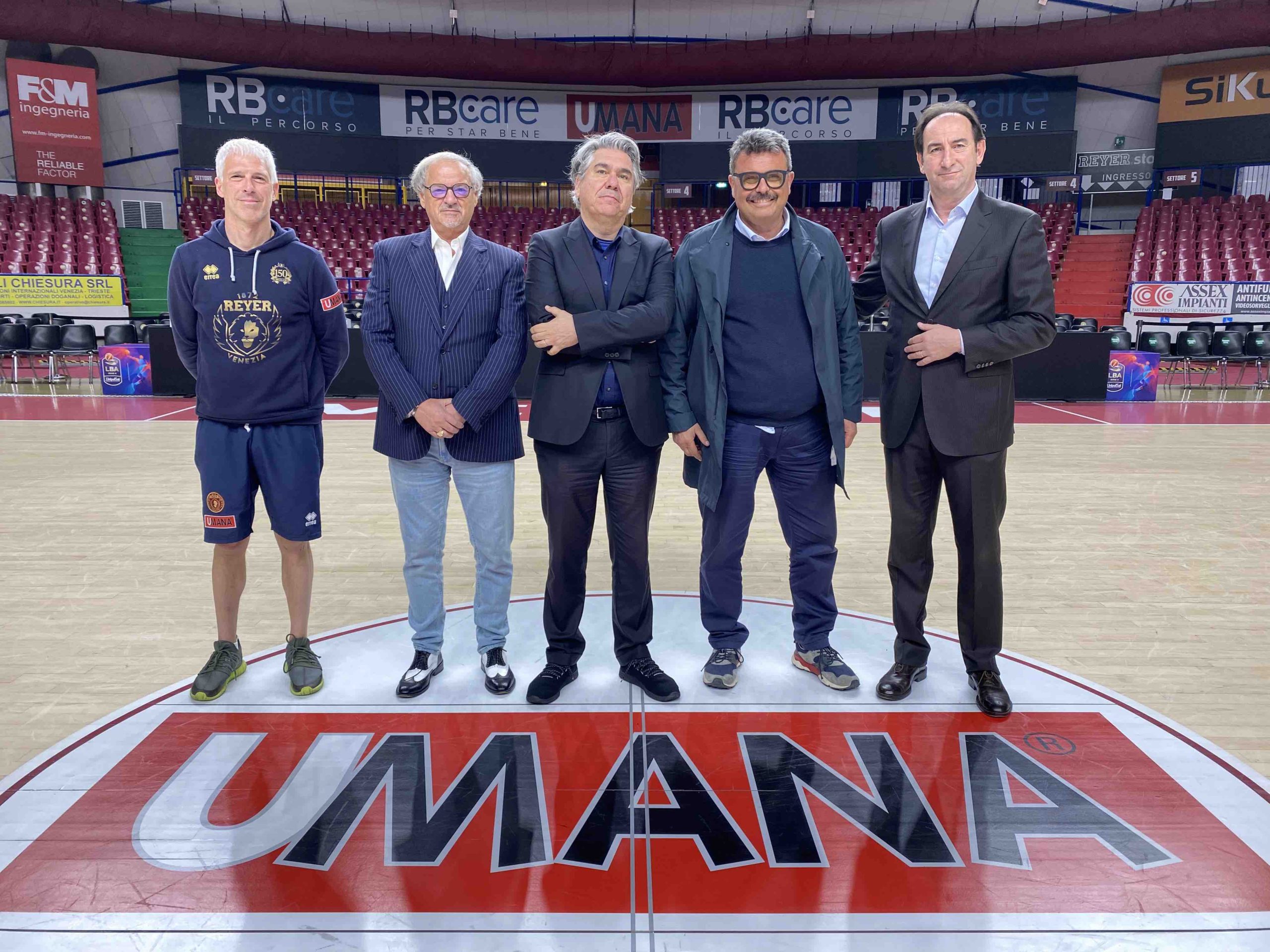 Da sx a dx: Francesco Benedetti responsabile settore giovanile maschile Reyer, Eugenio Crotti fondatore Basket Leoncino, Luca Rizzi RB Hold, Federico Casarin presidente Umana Reyer