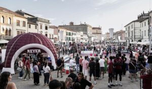 Piazza Ferretto si accende di passione: Mestre risponde presente all'abbraccio orogranata!
